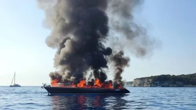 Μεγάλη φωτιά σε ιστιοφόρο σκάφος ανοιχτά των Αντίπαξων