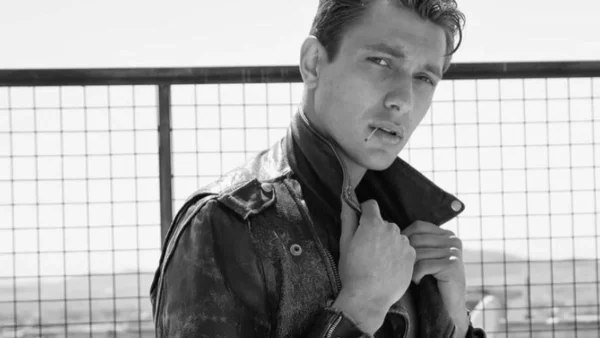 Ξεπέρασε κάθε φαντασία ο Έντουαρντ Στεργίου - Πόζαρε έτσι όπως τον γέννησε η μητέρα του και "κόλασε" το instagram