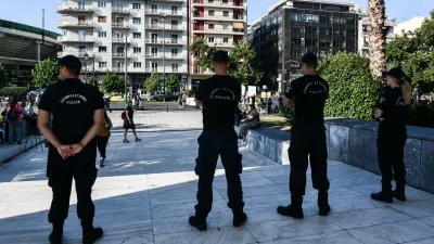 Άνδρας εισέβαλε στο εφετείο με το αμάξι του - Είχε μέσα εκρηκτικά