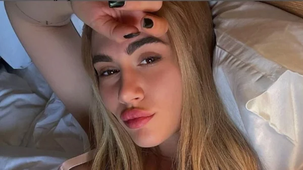 Με βρεγμένο μαλλί και μικροσκοπικό λεοπάρ μπικίνι μπροστά σε πισίνα - "Έριξε" το Instagram η Έλενα Τσαγκρινού