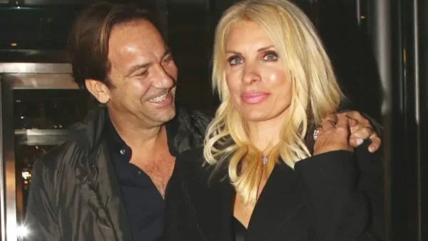 Κατέβηκαν από το σκάφος τους και πόζαραν αγκαλιά - Η σπάνια φωτογραφία της Ελένης Μενεγάκη με τον Ματέο Παντζόπουλο