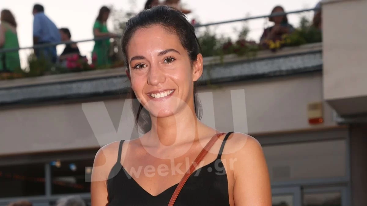 Με πράσινο μαγιό κάτω από τα φυτά - Η Ελένη Βαΐτσου ποζάρει χωρίς φίλτρα και ίχνος μακιγιάζ