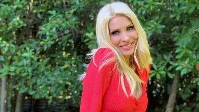 Άβαφη και ηλιοκαμένη: Όρθια πάνω σε χλιδάτο σκάφος και με αποκαλυπτικό μπικίνι η Ελένη Μενεγάκη