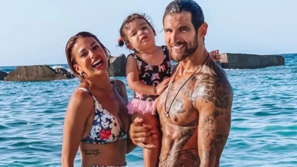 Λίγο πριν την μεγάλη πρεμιέρα - Η Ελένη Χατζίδου και ο Ετεοκλής Παύλου σε καλοκαιρινή διάθεση αγκαλιά με την κόρη τους