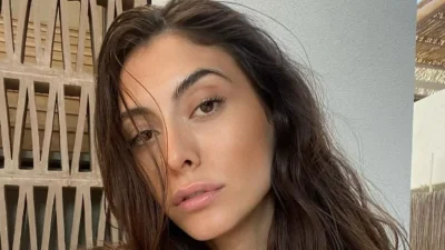 Χωρίς σουτιέν με ημιδιάφανο μπλουζάκι η Εύη Ιωαννίδου - Άβαφη και αμέριμνη πάνω σε σκάφος