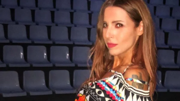 Κορμάρα στα 54 της η Ευρυδίκη - Με μαύρο μπικίνι μπροστά από την πισίνα η τραγουδίστρια