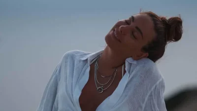 Κρεμόταν από το σκάφος πολύ μαυρισμένη - Η Βαλαβάνη φόρεσε ένα ροζ με λαχούρια μπικίνι στη Γαύδο