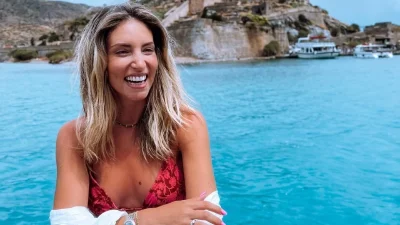 2.150 ευρώ κοστίζει η ψάθινη, Saint Laurent τσάντα της Αθηνάς Οικονομάκου - Τράβηξε όλα τα βλέμματα στη Μύκονο με το αστραφτερό τοπ