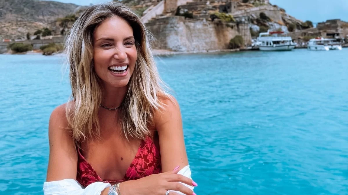 2.150 ευρώ κοστίζει η ψάθινη, Saint Laurent τσάντα της Αθηνάς Οικονομάκου - Τράβηξε όλα τα βλέμματα στη Μύκονο με το αστραφτερό τοπ