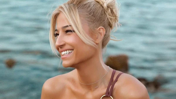 Με μαύρο κρουαζέ φόρεμα και χρυσά πέδιλα - Κάτι παραπάνω από μοντέλο η Σκορδά στη νέα της εμφάνιση