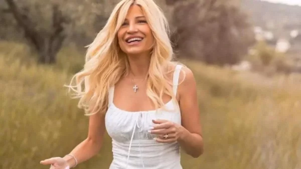 Νυχτοπερπατήματα στους δρόμους της Χαλκιδικής για την Φαίη Σκορδά και τον μικρό της γιο - Το τρυφερό στιγμιότυπο στο Instagram