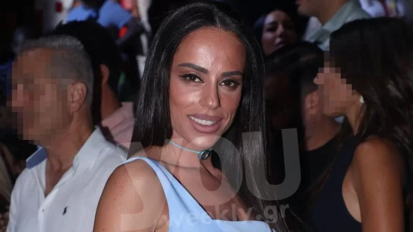 Κοιλιακοί που "βγάζουν μάτι" και δύο μέτρα πόδια - Φουλ ανανεωμένη η Μαρία Αντωνά στη Μύκονο