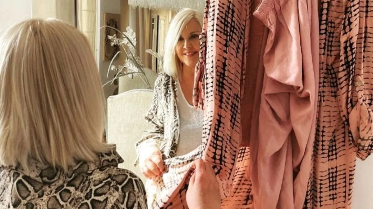 Χαρωπή νοικοκυρά η Ρούλα Κορομηλά - Έβαλε μπουγάδα με κορδέλα στα μαλλιά και το μπουρνούζι της