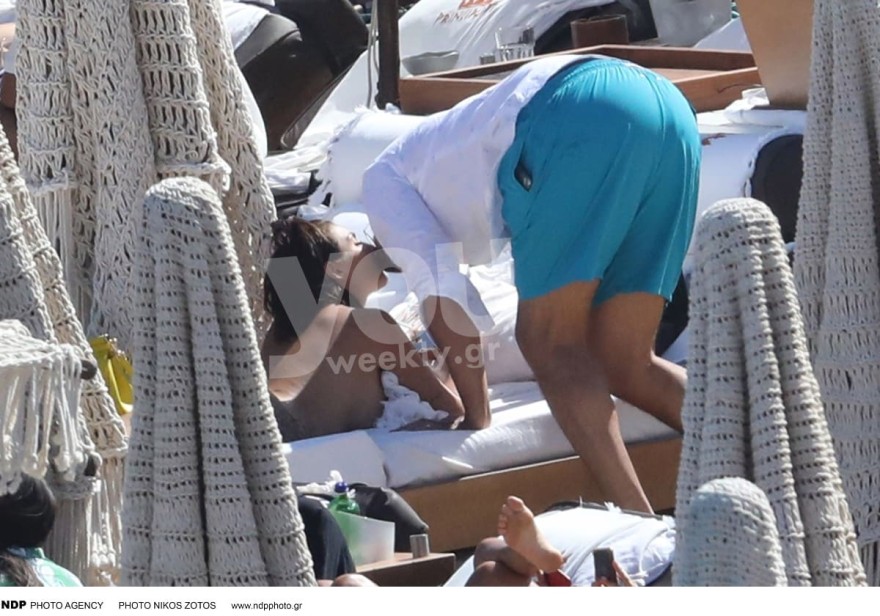 Η Elettra Lamborghini φιλιέται με τον Dj Αfrojack σε παραλία της Μυκόνου