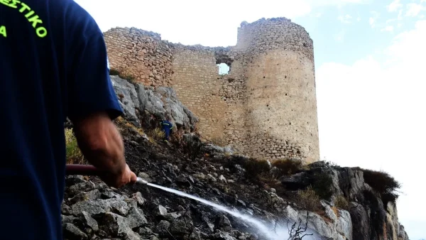 Φωτιά στο κάστρο του Άργους: Φωτογραφίες από τις προσπάθειες της πυροσβεστικής