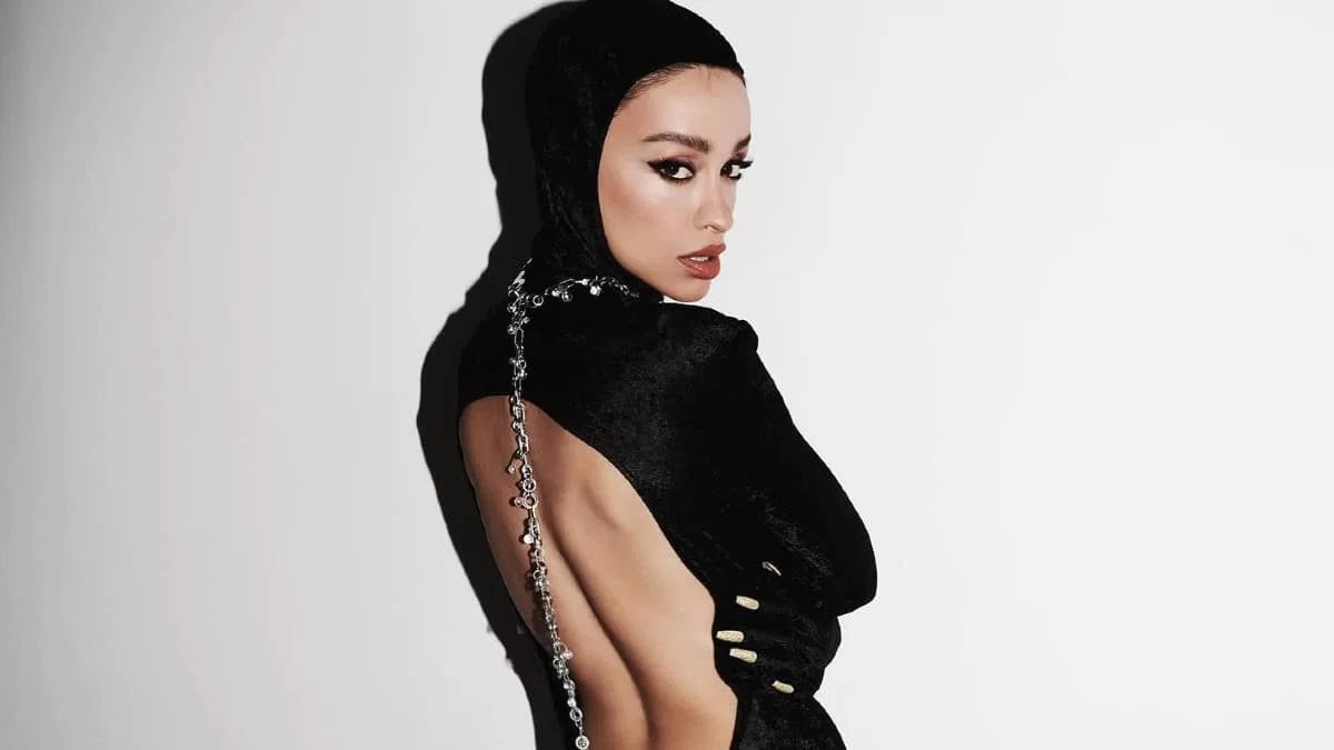 Πάλι παρέδωσε μαθήματα στιλ η Ελένη Φουρέιρα στην παραλία - Το see through, με κοψίματα φόρεμα της