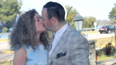 Με τιάρα και μακριά ουρά η Ιλάειρα στο πλευρό του Μαυρίκιου  - ''Έλουσαν'' με ρύζι τους νεόνυμφους