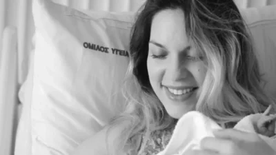 Χαζεύει την βροχή και θηλάζει την κορούλα της - "Λιώσαμε" με την τρυφερή ανάρτηση της Μαντώς Γαστεράτου