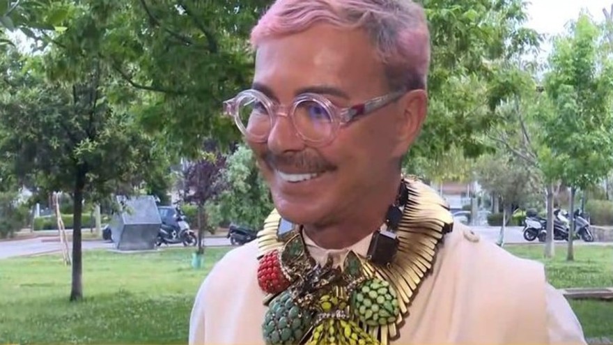 Οι πολιτικοί έρχονται και παρέρχονται, έχουν συνοδείες με πολλά περιπολικά γύρω τους, πηγαίνουν ταξίδια με ιδιωτικά αεροπλάνα