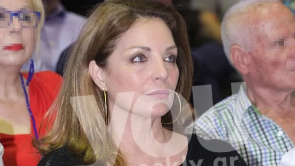 Πέταξε τα μαύρα και έβγαλε το κορμί της στην παραλία - Η Γκερέκου ποζάρει στα 63 της με μαύρο μπικίνι