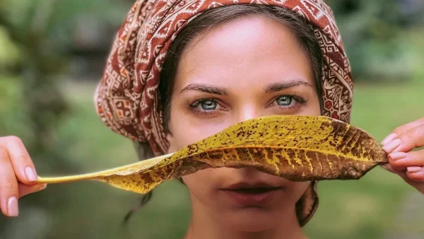 Με πάνω από 2 μέτρα ουρά το κατακόκκινο φόρεμά της - Η Γερονικολού έκανε κούνια σε καταπράσινο τοπίο στο Μπαλί