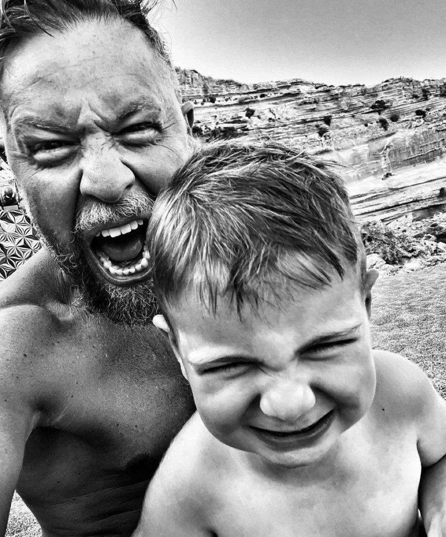 Ο Γιάννης Βαρδής μαζί με τον γιο του στη Λίνδο