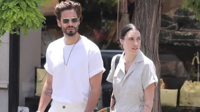 Διακοπές με φόντο το Αιγαίο - Πάνω στο σκάφος μαζί με τα παιδιά τους ο Καράβας και η Ψαρρού