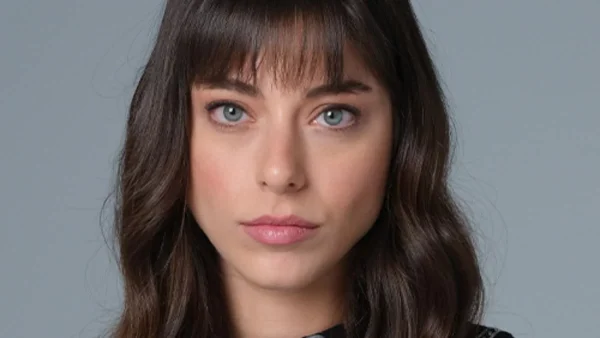 Δύσκολα τις ξεχωρίζεις - Η κούκλα αδερφή της πρωταγωνίστριας της Γης της Ελιάς, Ιφιγένειας Πιερίδου