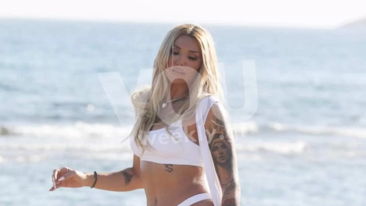 Αγνώριστη η Αγγελική Ηλιάδη - Με καστανό μαλλί και πράσινο μπικίνι στο πλευρό του μικρού της γιου