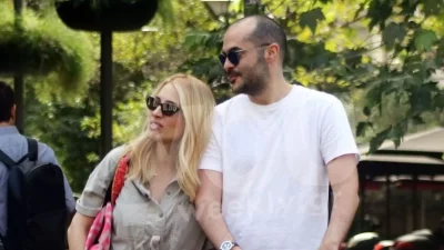 Όλο το νησί κοιτούσε την τσάντα του συζύγου της Ηλιάκη - Στην Κρήτη με την κόρη της η όμορφη οικογένεια