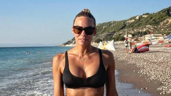 Χωρίς ίχνος μακιγιάζ και ρετούς - Η Ιωάννα Μαλέσκου ποζάρει πάνω στα βράχια με το μπικίνι της και προκαλεί "σάλο"