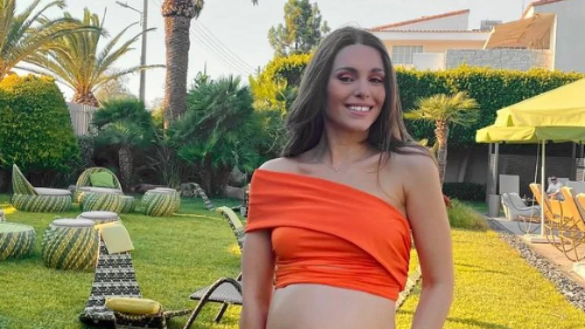 Η κοιλίτσα της έχει φουσκώσει πολύ - Η Ιωάννα Σιαμπάνη με μπλε μπικίνι και παρεό στα χέρια στην παραλία