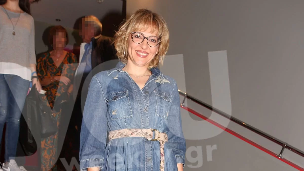 Τεντώθηκε μέσα σε πισίνα - Αρετουσάριστη και κούκλα η Λούπη με ασπρόμαυρο ολόσωμο στα 51 της