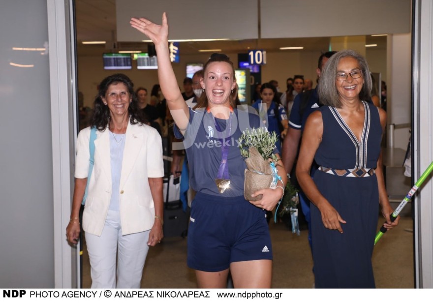 Η Ελίνα Τζένγκο συνοδευόμενη από την Σοφία Σακοράφα