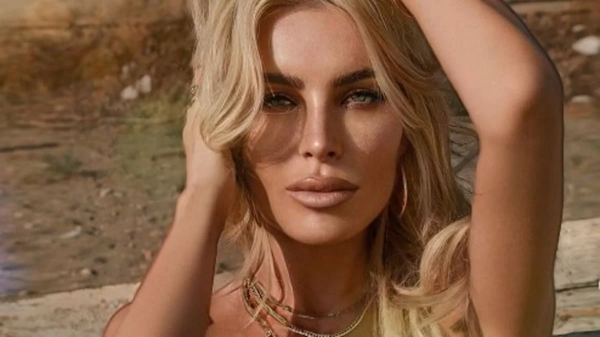 Χωρίς το πάνω μέρος από το μαγιό της αγναντεύοντας το ηλιοβασίλεμα - Η topless ανάρτηση της Καινούργιου που "έριξε" το Instagram