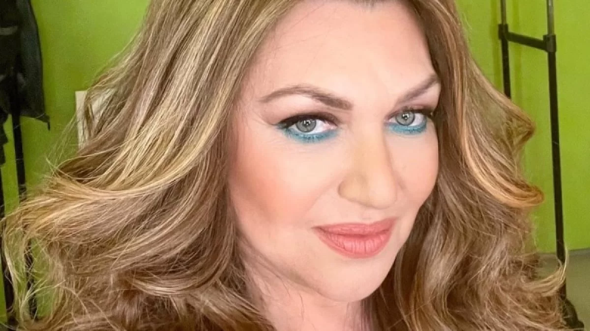 Κατάξανθη με σχιστά μάτια - Η σπάνια εμφάνιση της Καίτης Γαρμπή με την αδερφή της σε συναυλία