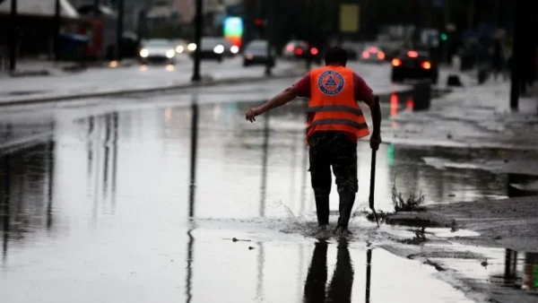 Διακοπή κυκλοφορίας και σε τμήμα της Λεωφόρου Αθηνών λόγω συσσώρευσης υδάτων