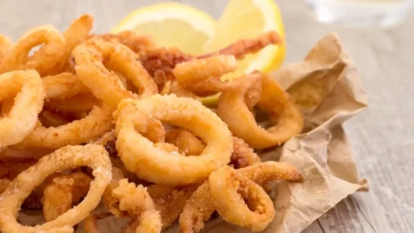 Το μυστικό είναι στο λάδι αλλά και σε... - Πώς θα φτιάξετε τα πιο τραγανά καλαμαράκια
