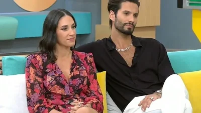 Πιο ερωτευμένοι από ποτέ - Το καυτό φιλί και η τρυφερή αφιέρωση του Γιώργου Καράβα στην σύζυγό του