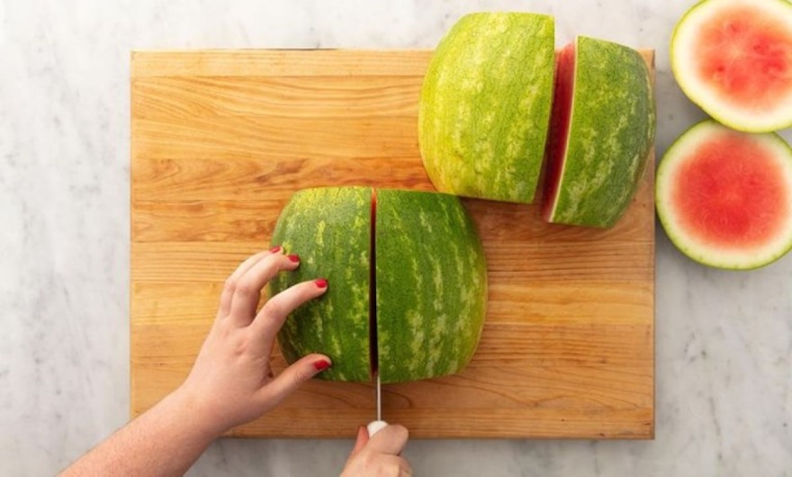Ο σωστός τρόπος για να κόψεις καρπούζι