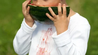 Θέλει μεγάλη προσοχή - Πώς βγαίνει ο λεκές από καρπούζι από τα ρούχα