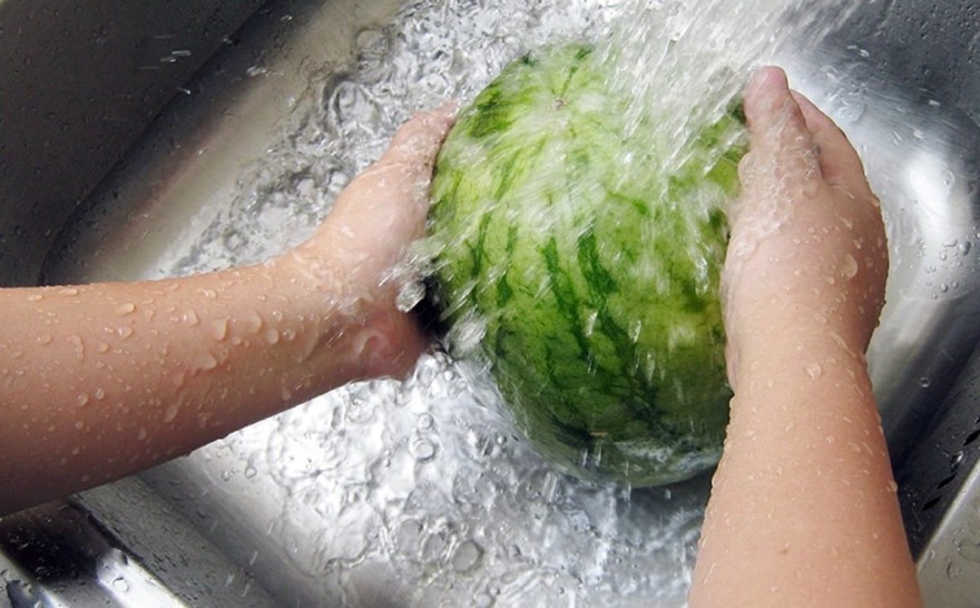 Πλύσιμο καρπουζιού