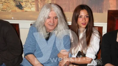 Με μαύρο βαμμένο νύχι και το τσαντάκι βόλτας της κόρης του - Ο Καρβέλας ''έριξε'' το instagram μαζί με τη Σοφία