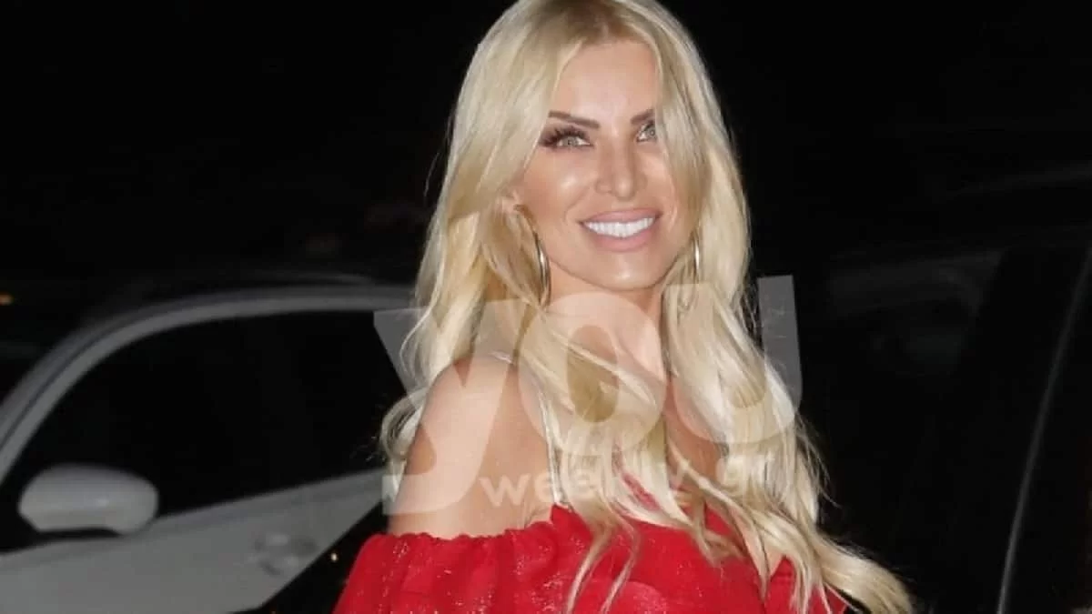 Έσταζε ολόκληρη - Η Κατερίνα Καινούργιου βαμμένη κάτω από ντουζιέρα με το βελουτέ μαγιό της