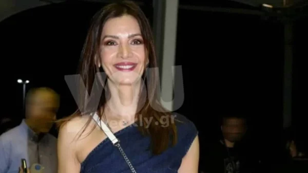 Με μπορντό μπικίνι στα κύματα της θάλασσας - Η Κατερίνα Λέχου δείχνει την αψεγάδιαστη πίσω όψη του κορμιού της