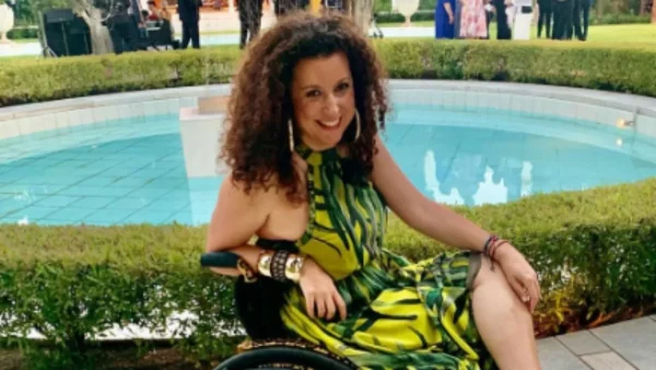 Με λευκό σορτσάκι και στράπλες μπλουζάκι πάνω στο αμαξίδιό της - Η Κατερίνα Βρανά ποζάρει στους άδειους δρόμους της Αθήνας