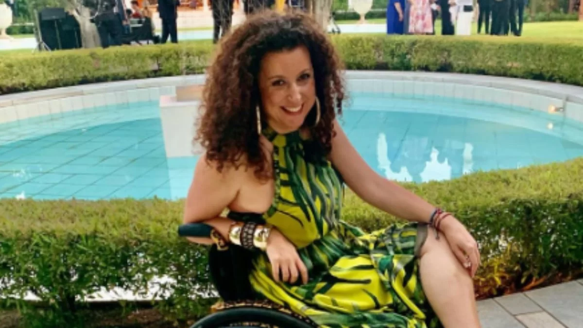 Με λευκό σορτσάκι και στράπλες μπλουζάκι πάνω στο αμαξίδιό της - Η Κατερίνα Βρανά ποζάρει στους άδειους δρόμους της Αθήνας