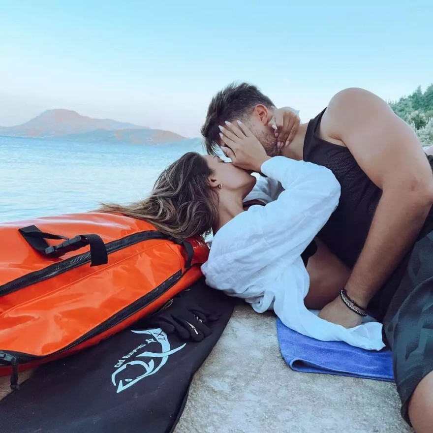 Ρουμελιώτη και Κατσούλης φιλιούνται παθιασμένα