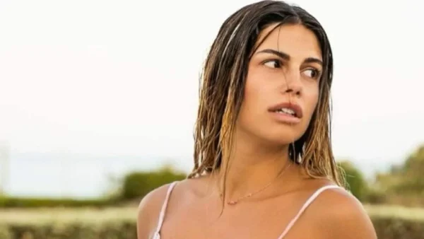 Έριξε τις τιράντες του σουτιέν - Προκαλεί ''χαμό'' με τις αναλογίες και το καυτό μπικίνι της η Κεφαλά