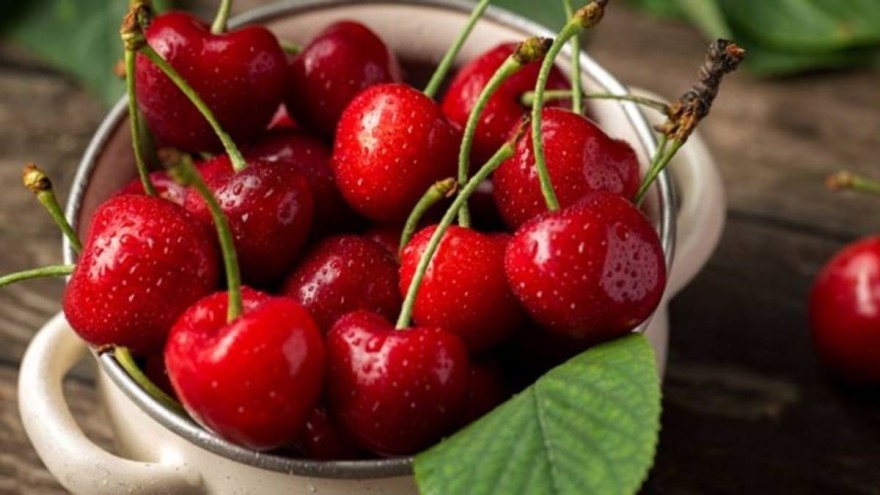 Μαγειρική σόδα & λεμόνι για να βγει ο λεκές από τα κεράσια 